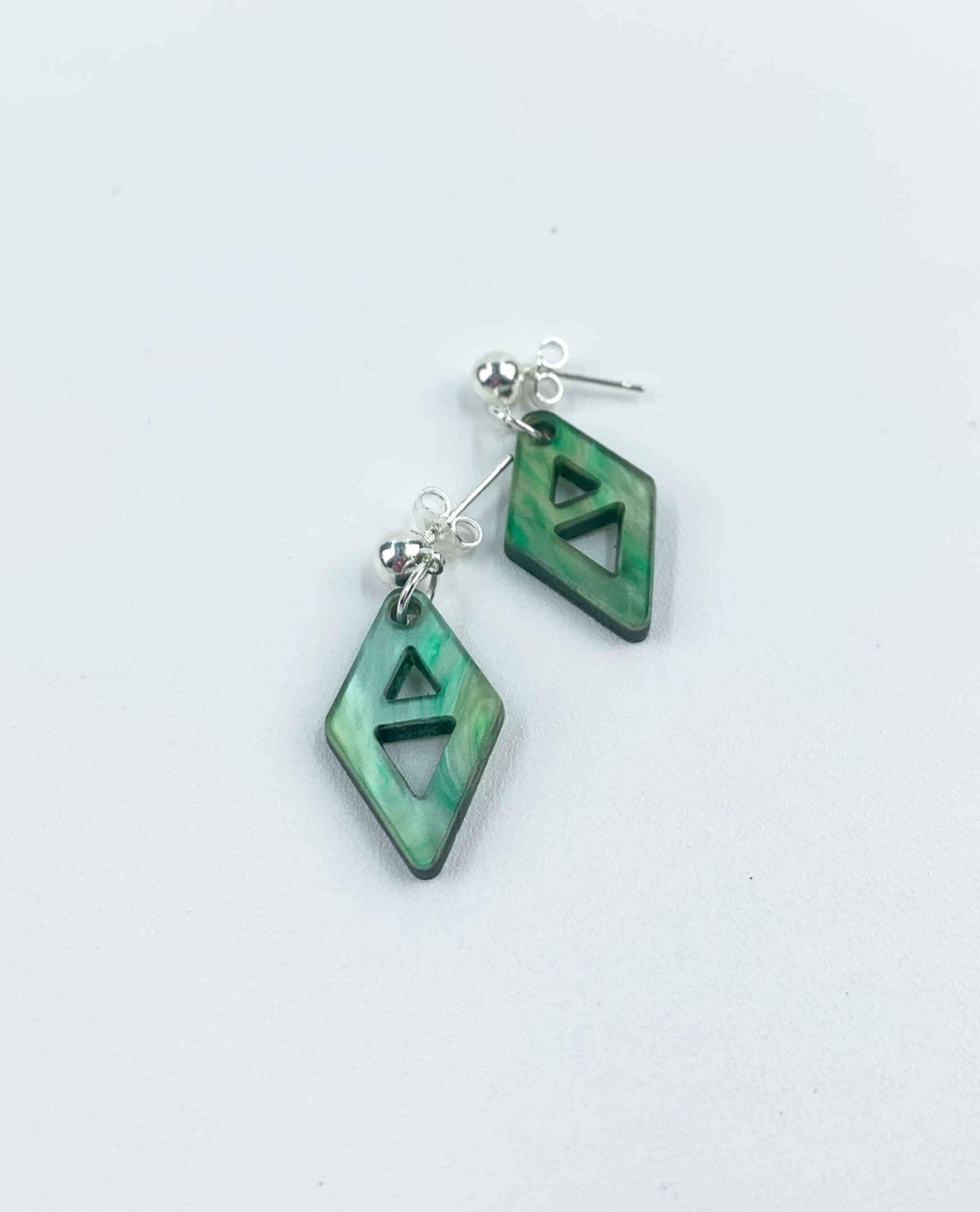 Pendientes geométricos de resina verde marmolada